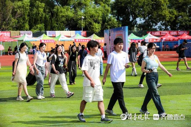 球速体育网站：山东工商学院迎来5400余名新生(图2)