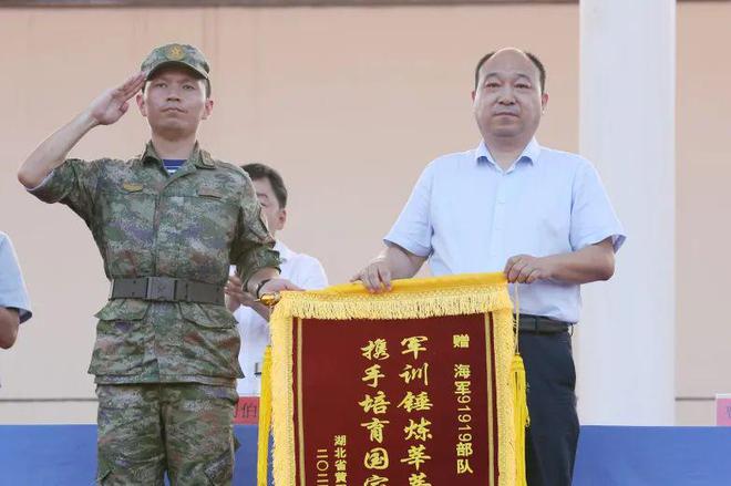 球速体育Welcome：青春扬斗志整装向未来——2024级高一新生军训成果展示(图4)