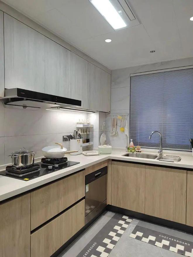 球速体育：福建夫妻拒绝“过度装修”把131㎡家装得堪称教科书太高级了(图13)