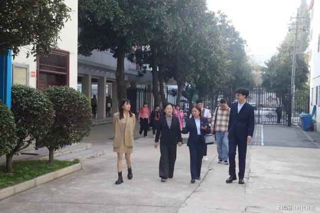 球速体育：海口市滨海第九小学国家中小学智慧教育平台应用研修考察团走进信阳市部分学校共同开展交流研讨活动(图1)