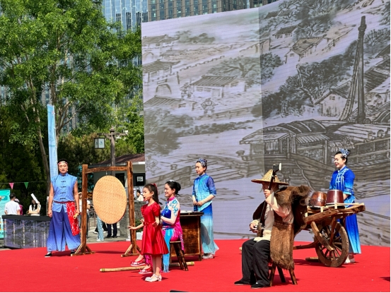 球速体育网站：千尺学堂、四季千尺亮相北京“邻里节”推动银发学习进社区(图2)