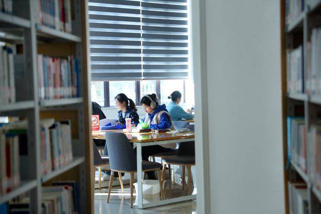 妈妈辅导作业新选择待你学AI智习室智慧引领未来(图2)