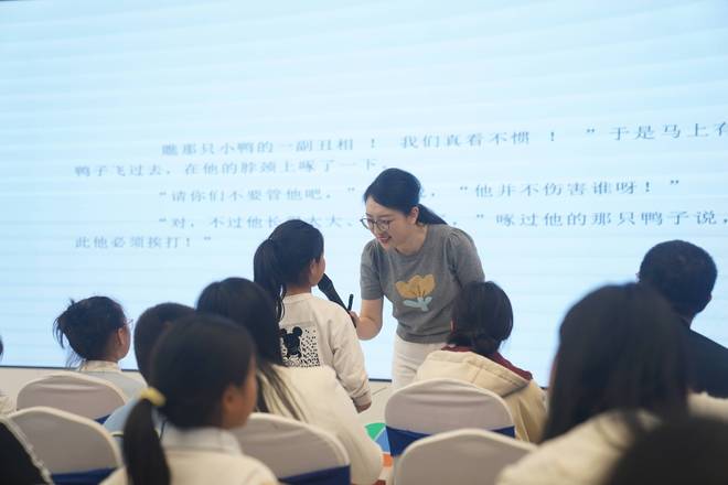 球速体育：勇敢地走向广大的世界——《超级语文课》名师大讲堂(图2)