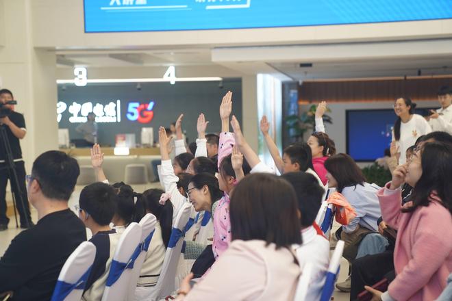 球速体育：勇敢地走向广大的世界——《超级语文课》名师大讲堂(图3)