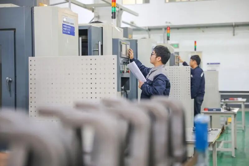 2026就业风向：本科生“回炉”补技能“新蓝领”逆袭出圈(图1)